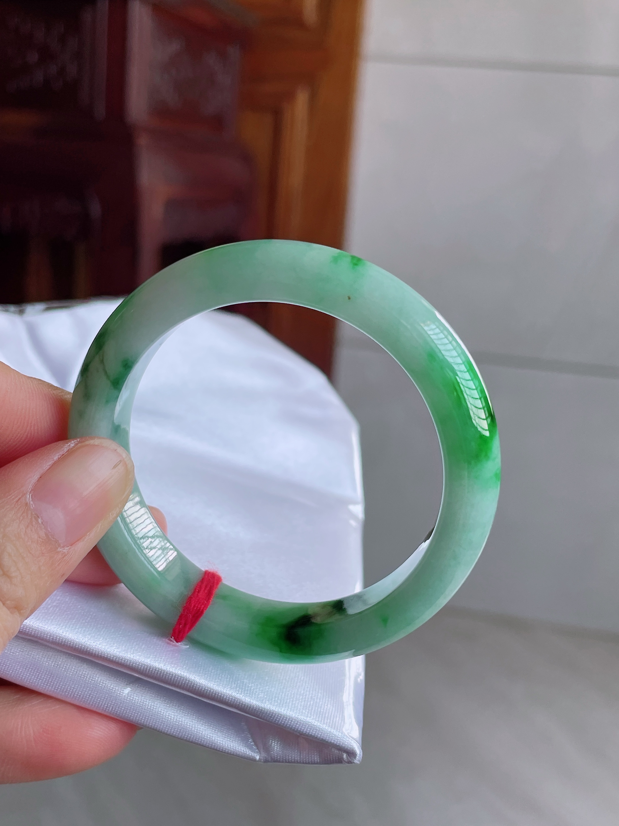 52-53圈白底青飘阳绿翡翠手镯女款时尚飘绿平安镯