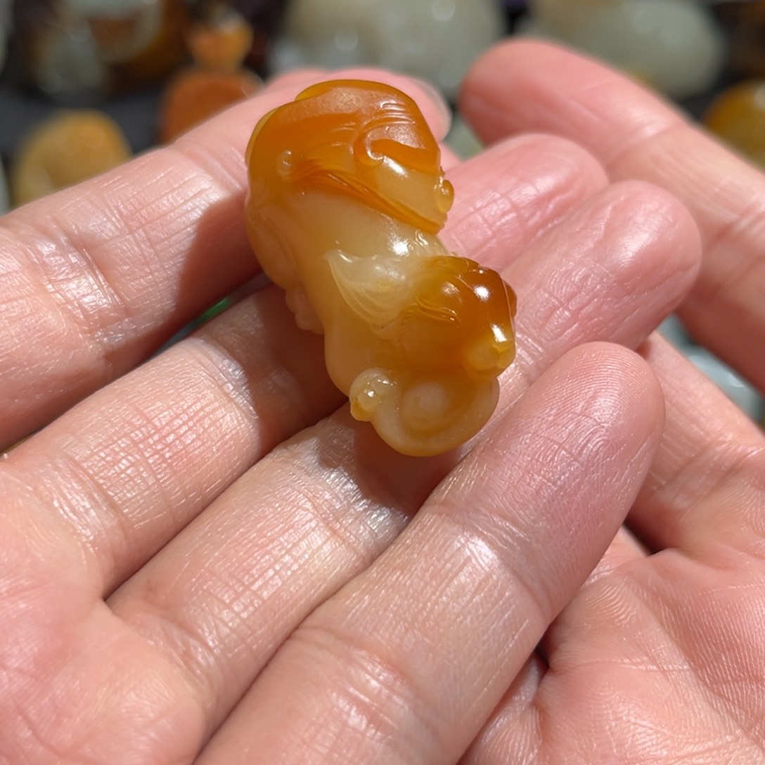 和田玉颈饰未镶嵌松鼠