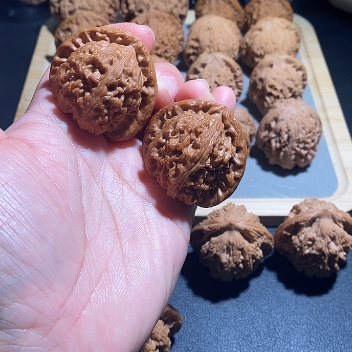 文玩核桃吊坠白狮子