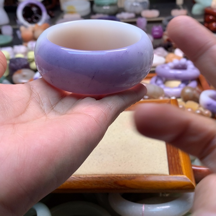 小***飞石英岩玉未镶嵌紫白轮胎60有黄