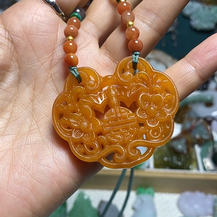 翡翠未镶嵌吊坠(赠链)