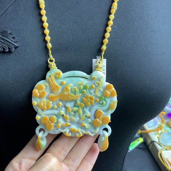 翡翠颈饰未镶嵌翡翠