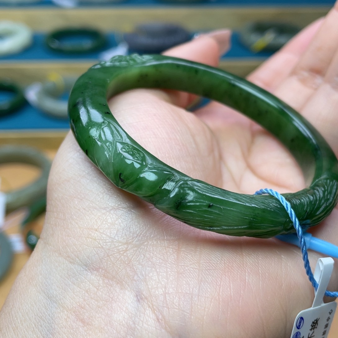 和田玉手镯57圈口。编号63未镶嵌