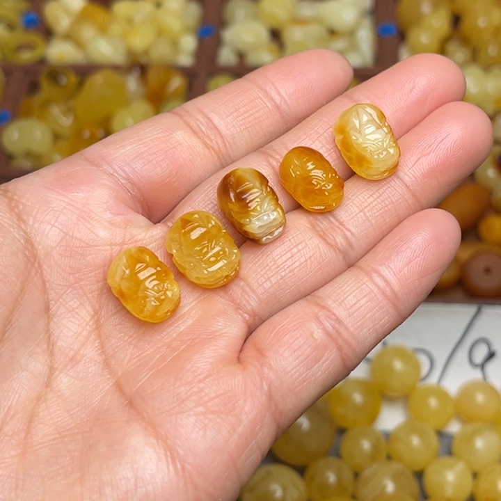 蜜蜡未镶嵌珠宝奇石天然蜜蜡俏色小貔貅随机发一个