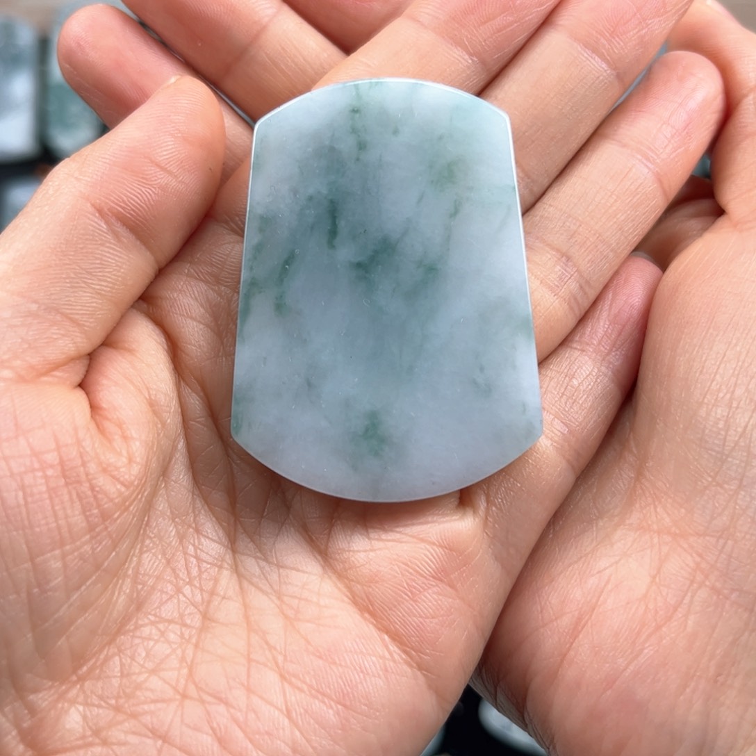 翡翠颈饰未镶嵌飘花无事牌