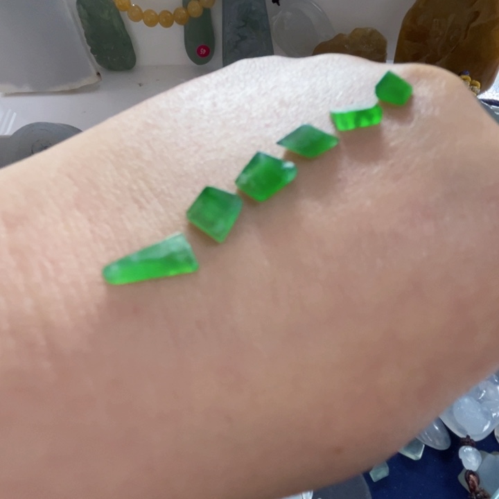 宋***哥翡翠未镶嵌颈饰冰绿裸石包加工