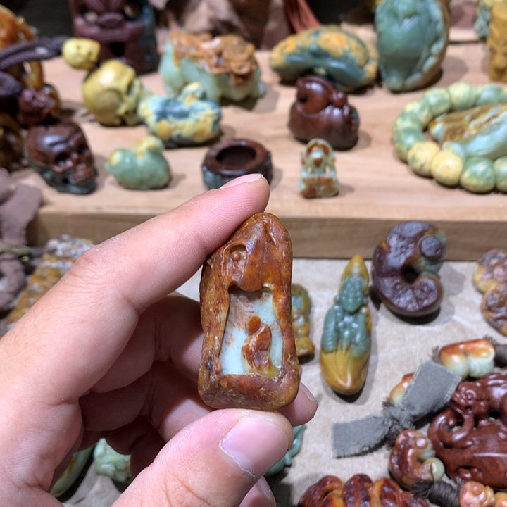 未镶嵌岫岩河磨玉（透闪石质玉）挂件