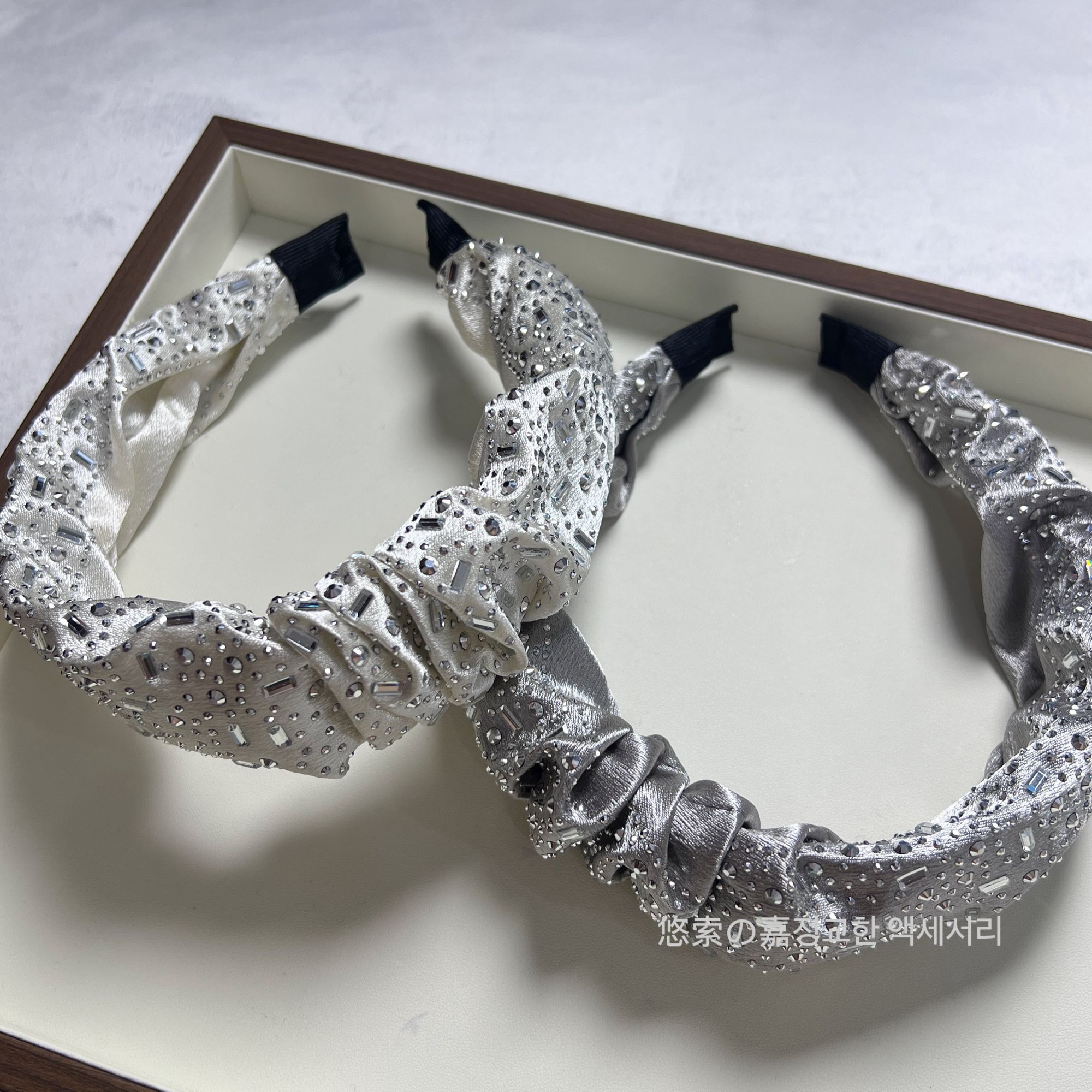 韩版轻奢高级时尚洋气手工白色饰品复古风欧美风点钻褶皱发箍