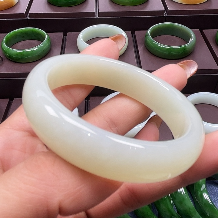 和田玉未镶嵌手镯