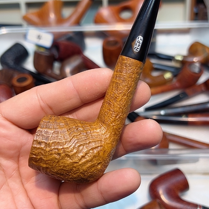 烟斗几番欲著袈裟我