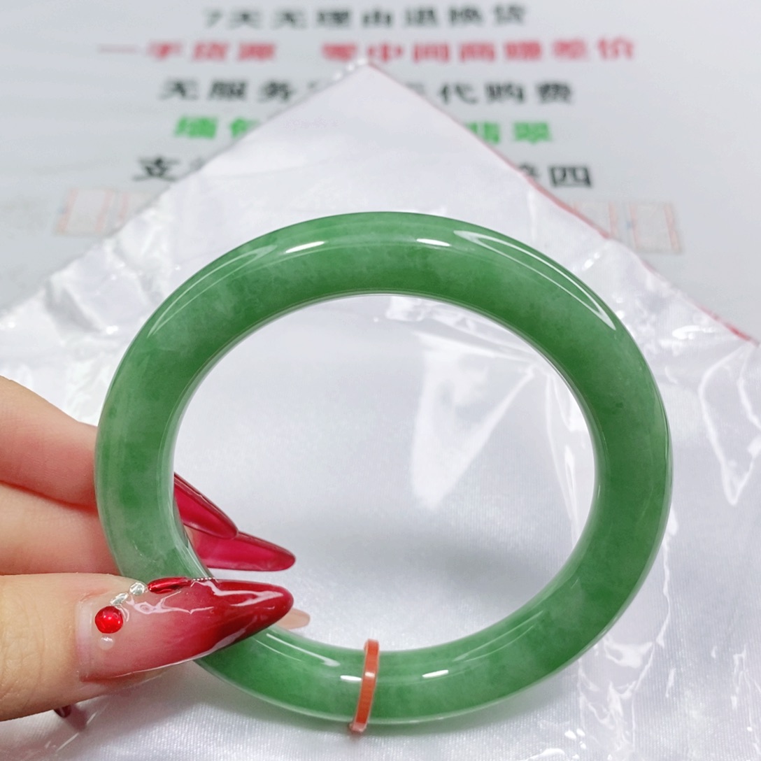 翡翠手镯未镶嵌55.2圈。