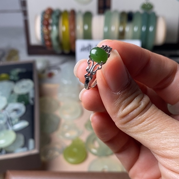 蛇纹石玉颈饰未镶嵌