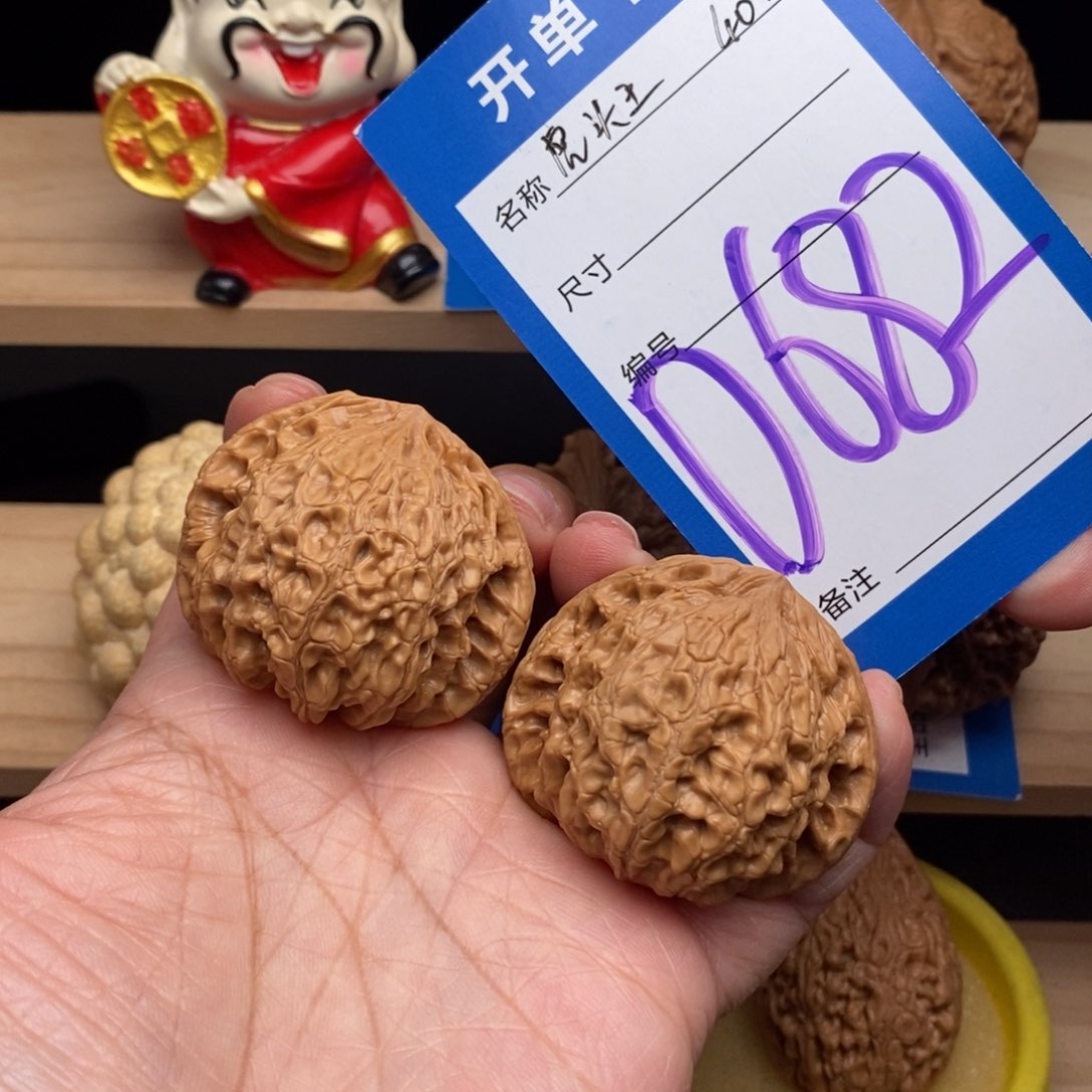 文玩核桃吊坠虎头王核桃