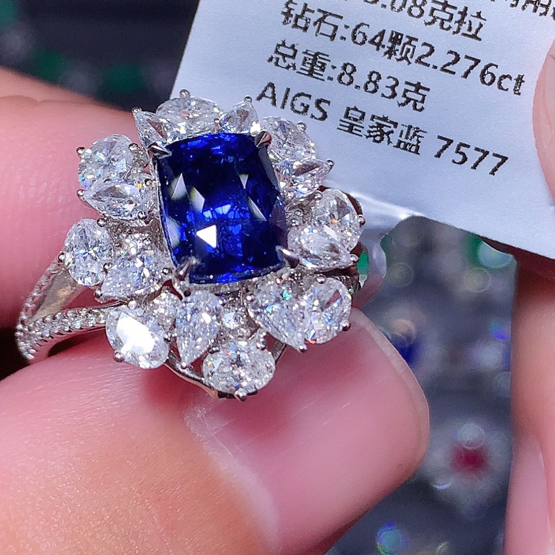 18K金镶嵌蓝宝石戒指