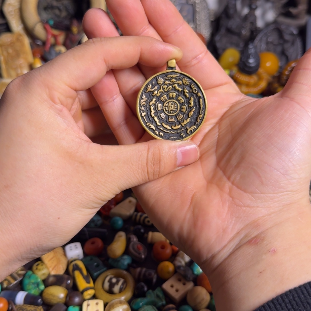 琉璃颈饰牌子如图