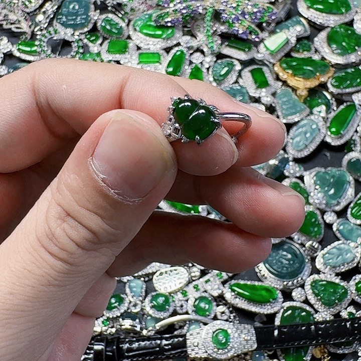 翡翠颈饰未镶嵌天然A货翡翠放漏