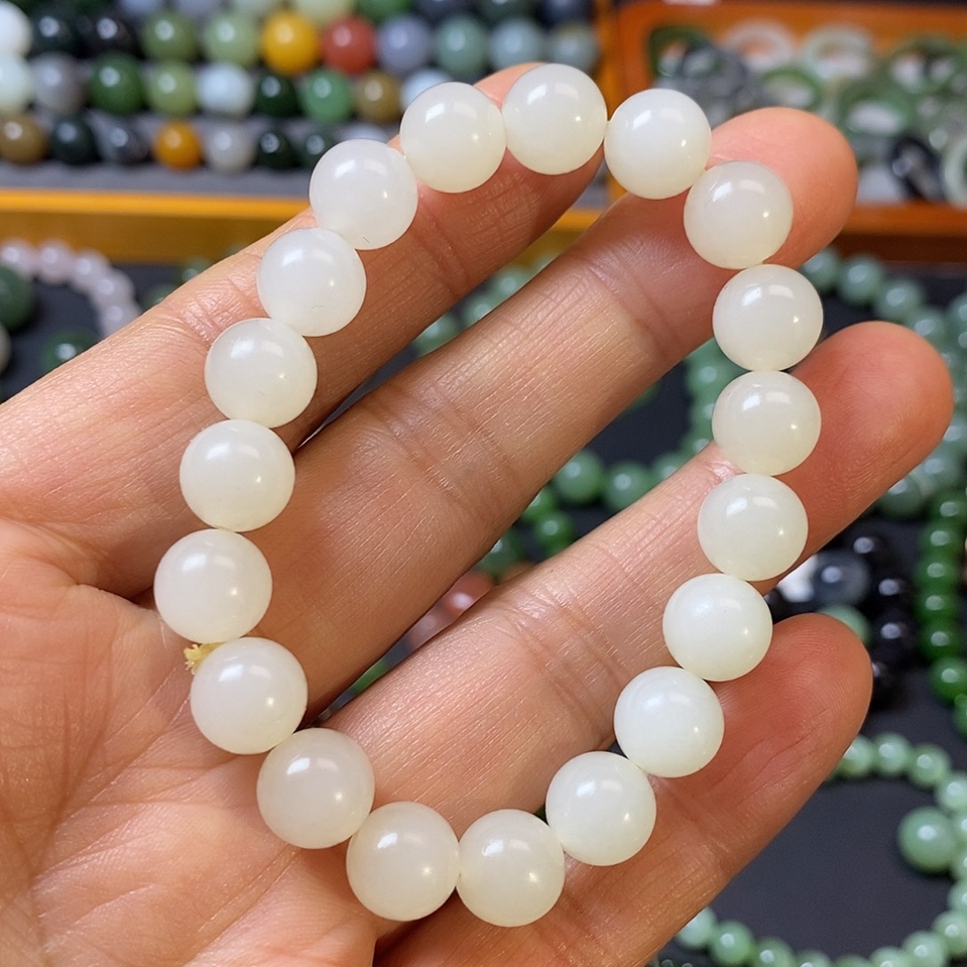 在***林和田玉未镶嵌手链