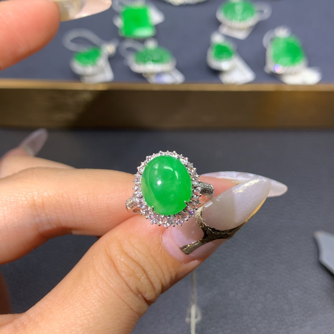 翡翠戒指18K金镶嵌翡翠