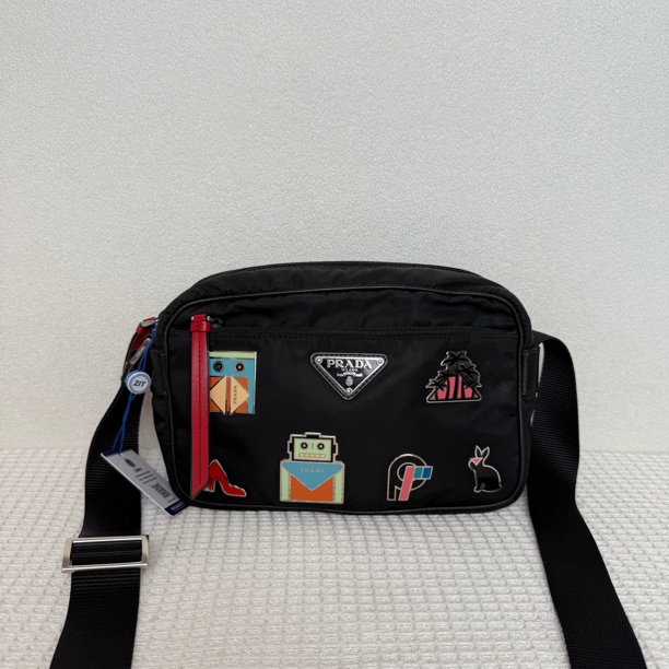 99新 Prada/普拉达 98新/7940限量金属徽章尼龙相机包