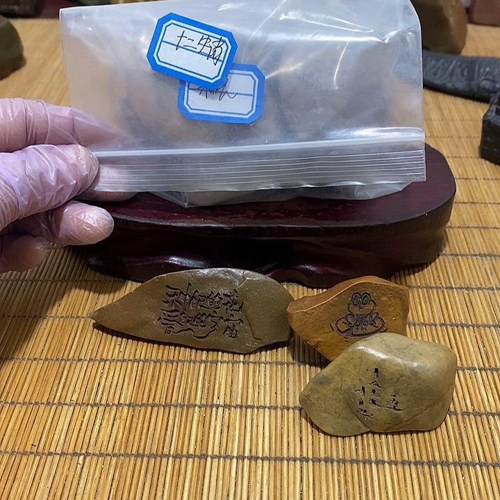 和***尘原石雕刻工艺品手把摆件