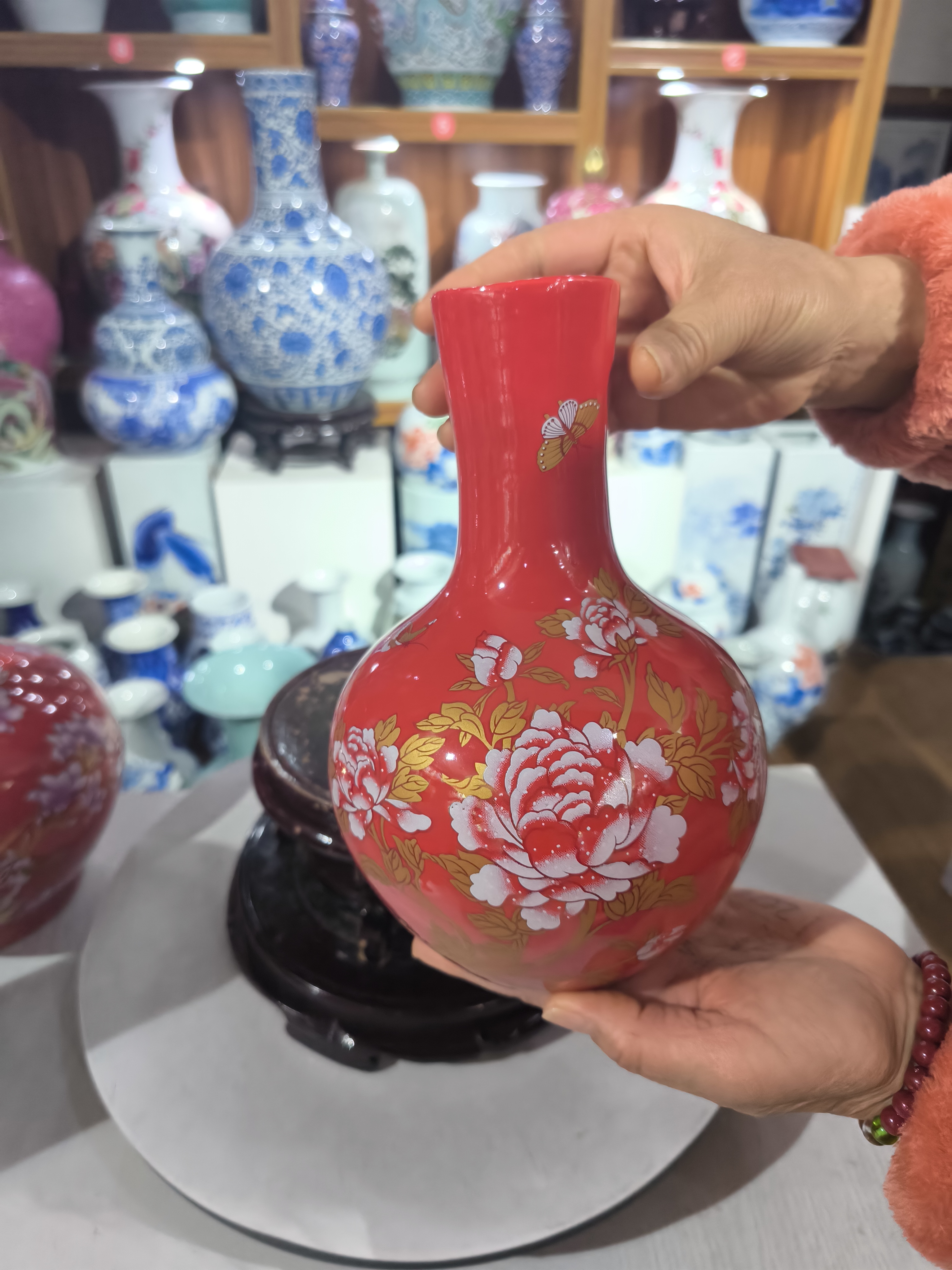 景德镇中国红牡丹天球瓶