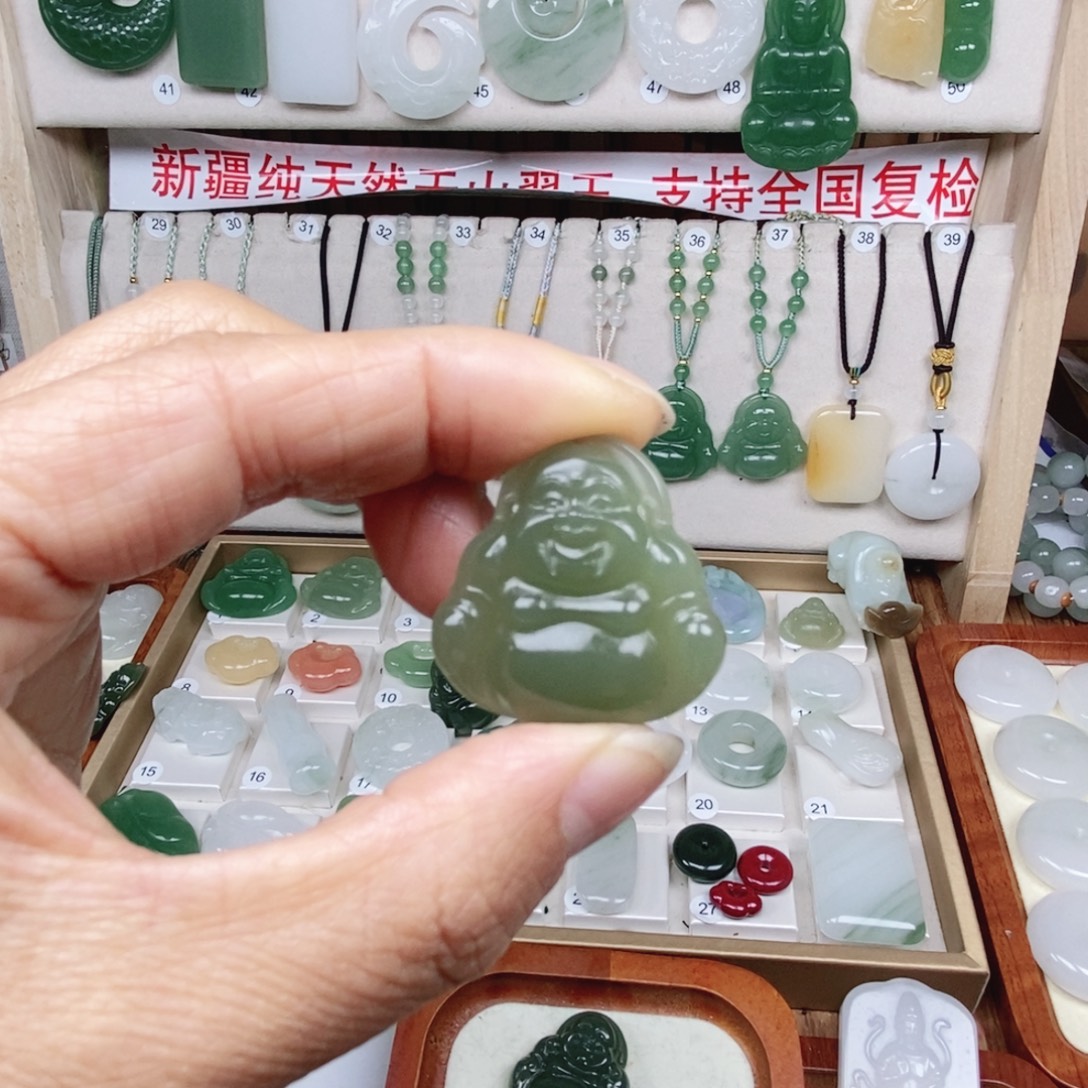 星***榆石英质玉（非洲翠）未镶嵌颈饰