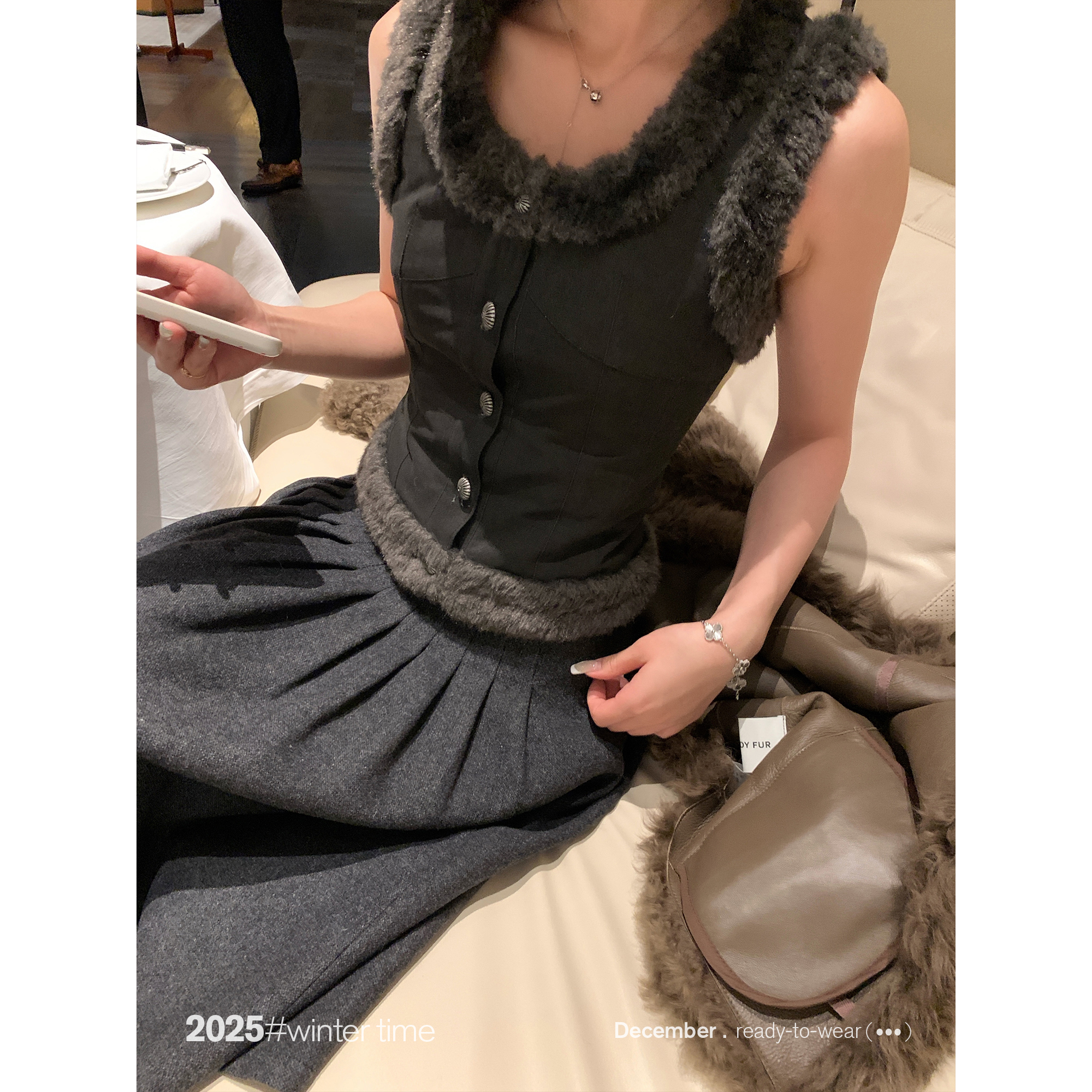 SUNONEONE【12.08 20:00】格雷美学金属扣毛毛拼接加绒马甲H1688W