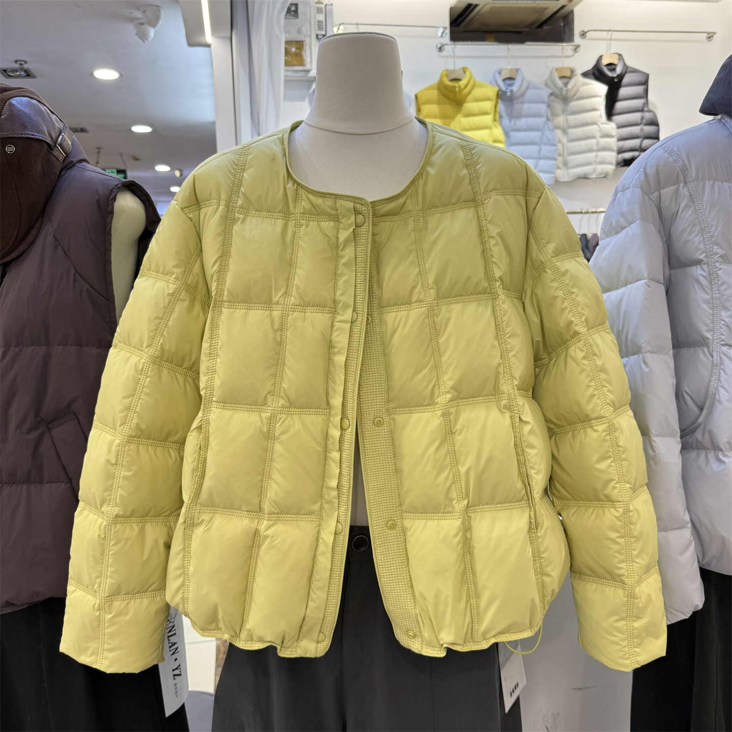 2025年冬季新款韩版圆领短款羽绒服女纯色方格面包服宽松保暖外套