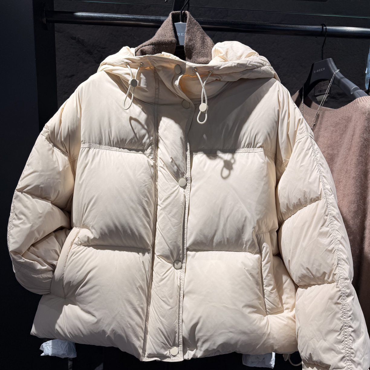 圣迪奥【静织时光】冬季女装新款连帽短款羽绒服S254Z3105