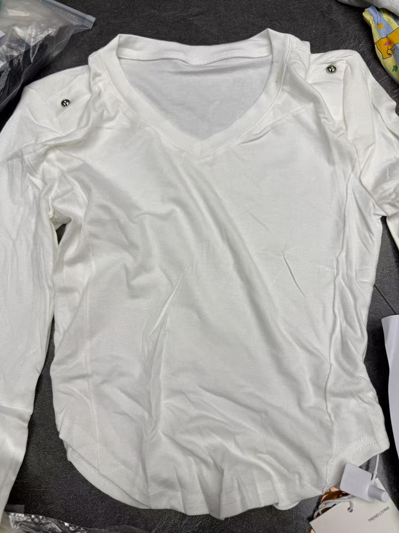 C26-2白色“金属肩钉”长袖上衣（2054）