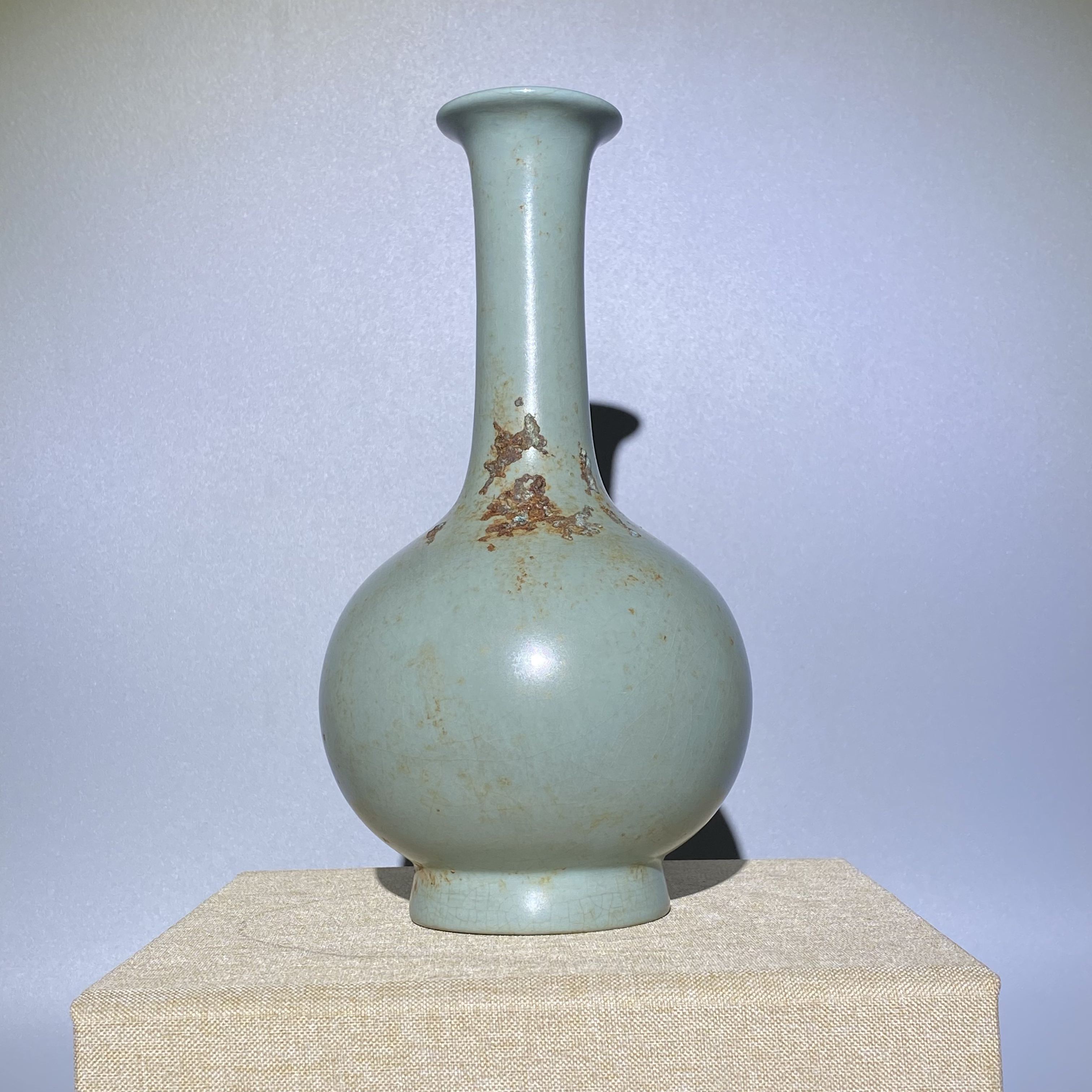 汝窑青瓷器带锈长颈瓶 保留一处 优雅大方 高度22.5 直径11.5