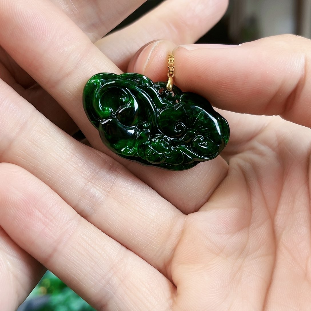 翡翠颈饰18K金镶嵌吊坠多样性