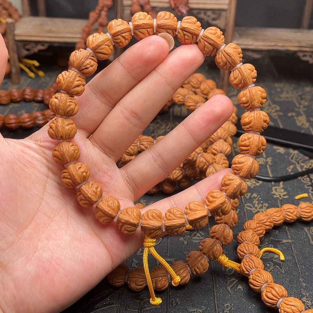 吊坠桃核小金豆手持