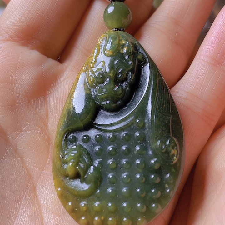 未镶嵌岫岩河磨玉（透闪石质玉）把件
