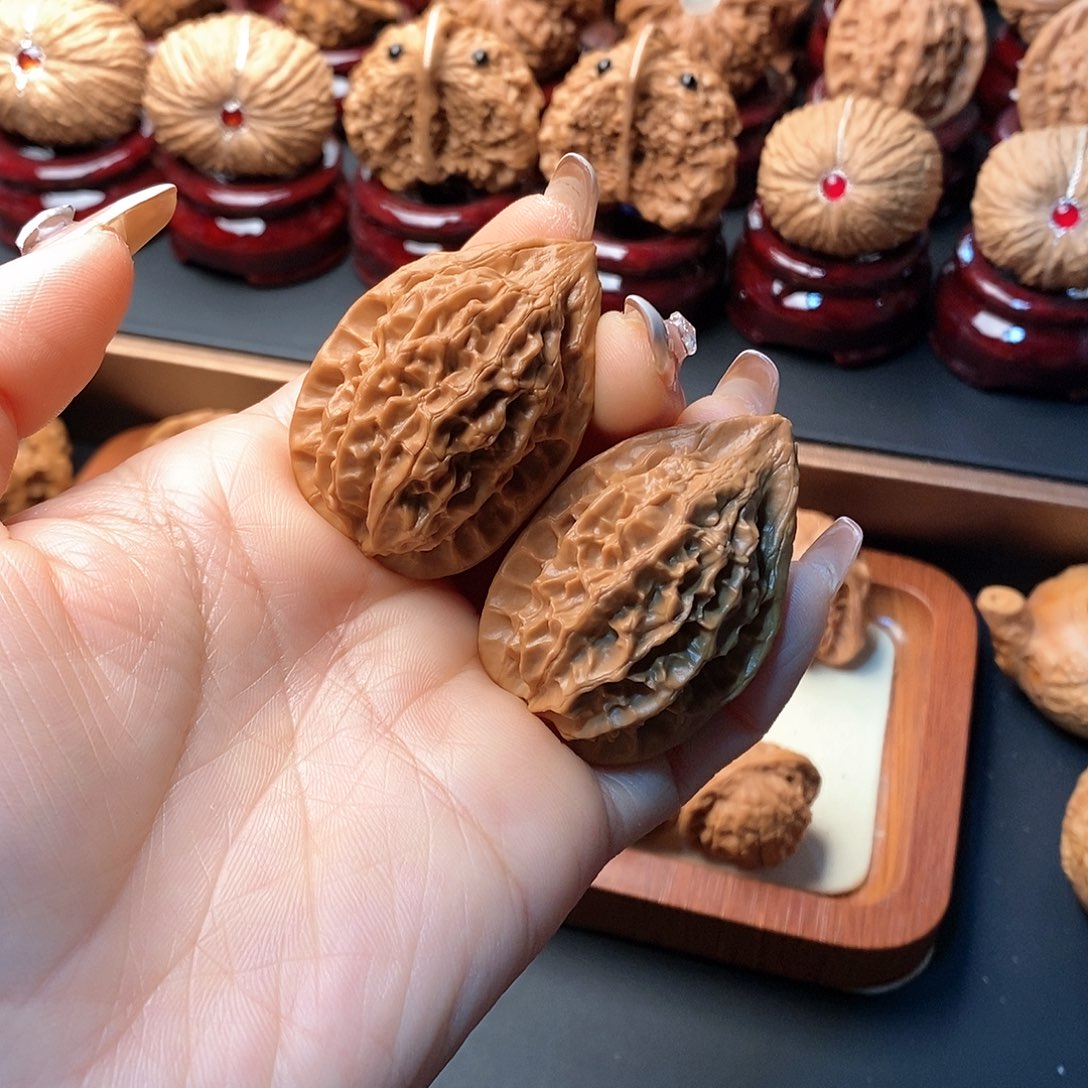 文玩核桃吊坠柳叶鸡心