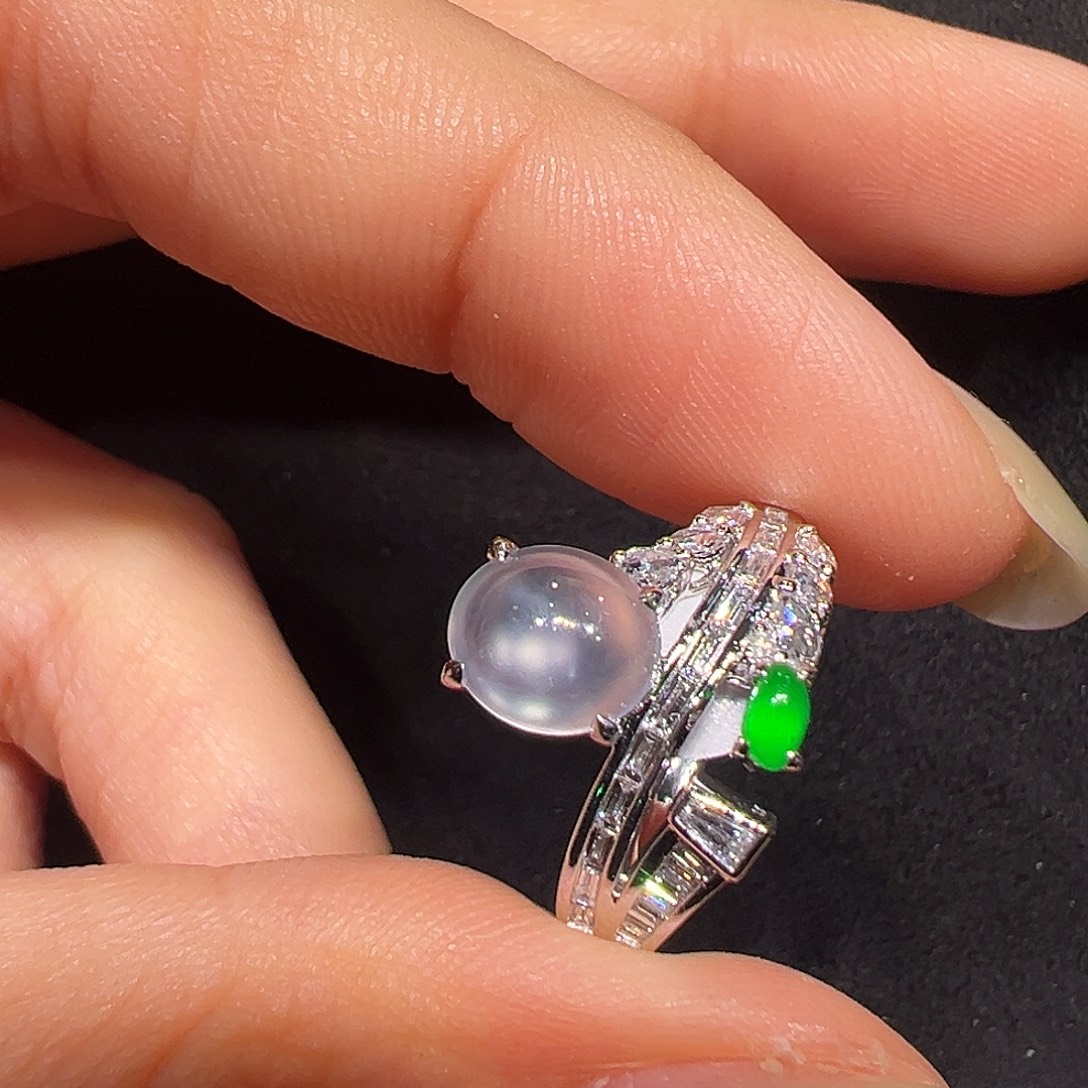 翡翠18K金镶嵌戒指蛋面