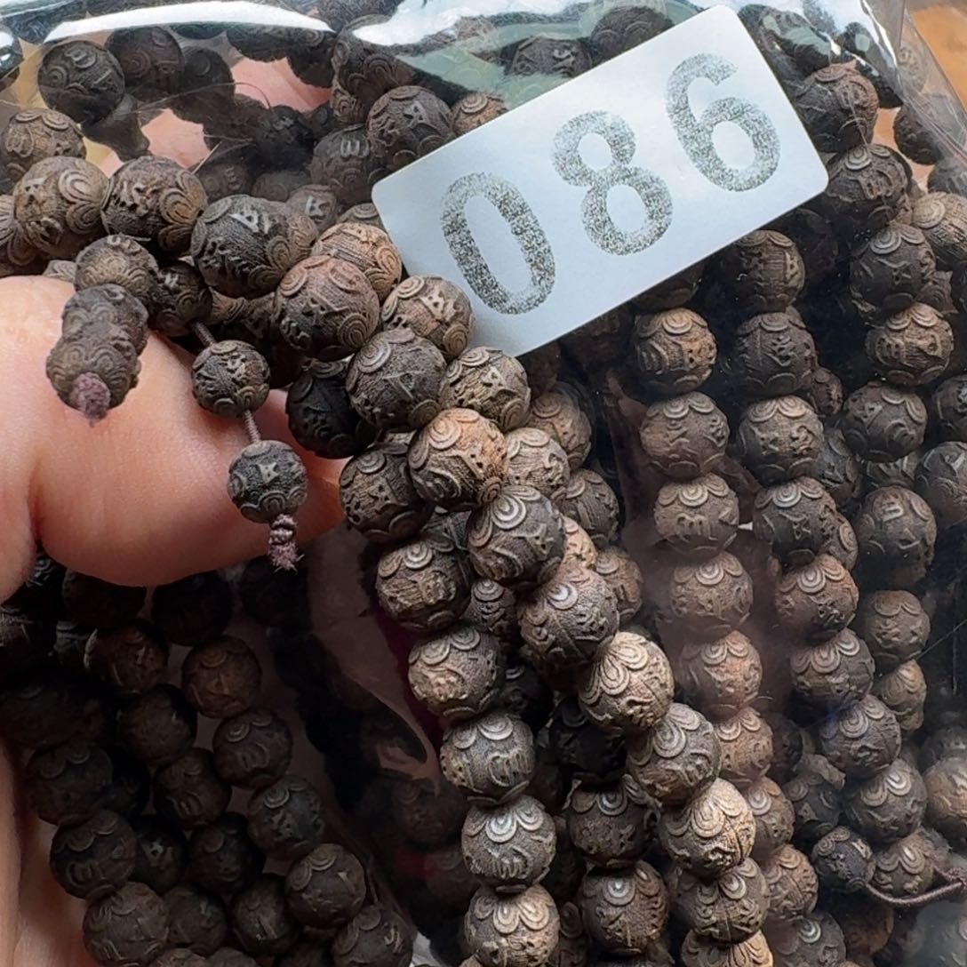 齐***⁷檀香木其他阴沉老山0.8六字