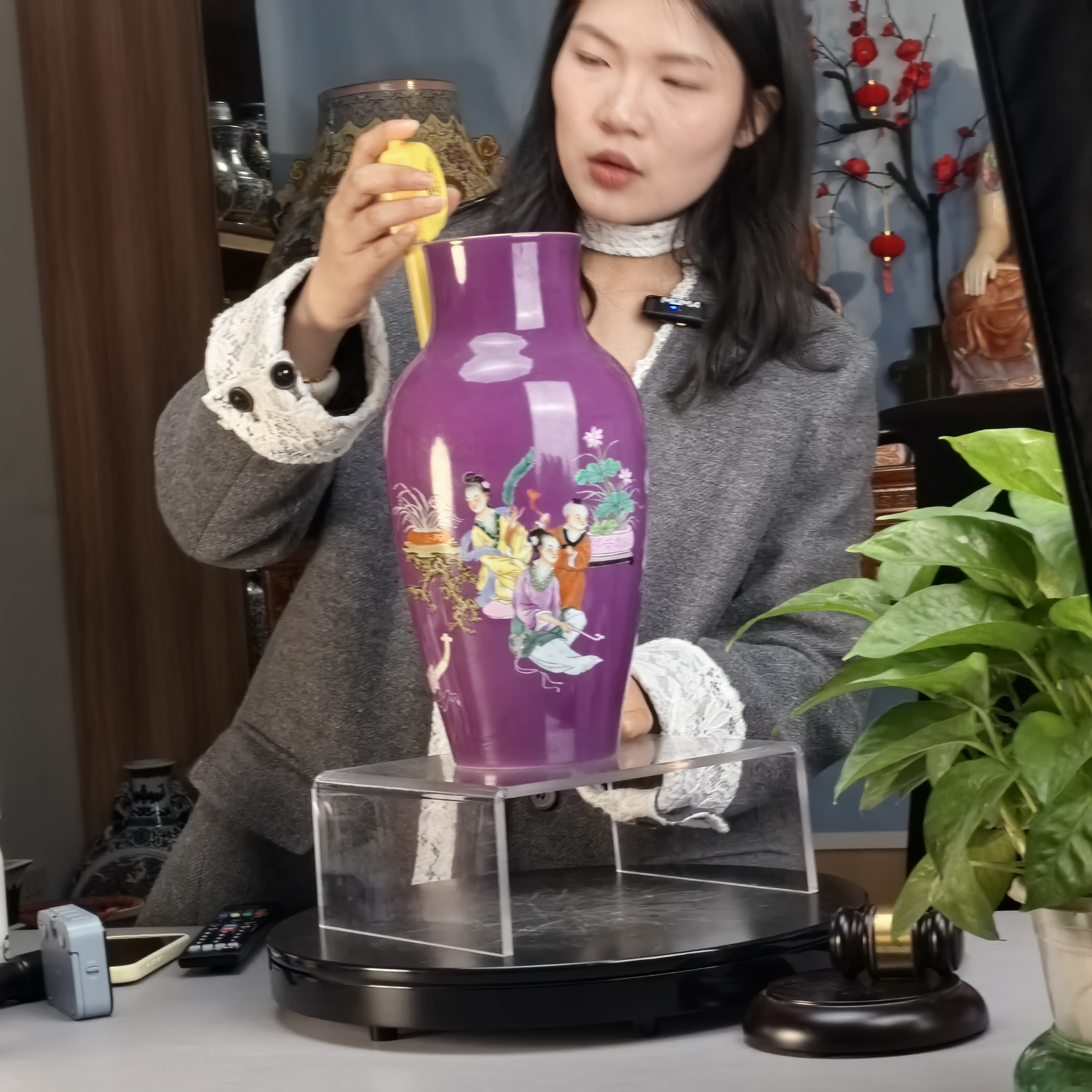 清 粉彩茄皮紫人物故事柳叶瓶