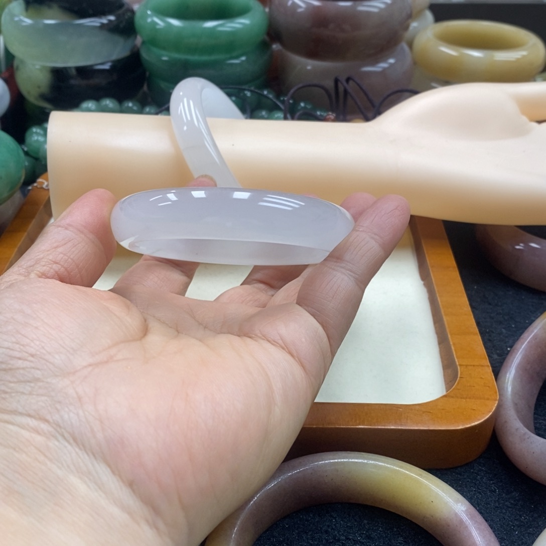 初***肤未镶嵌手镯石英质玉