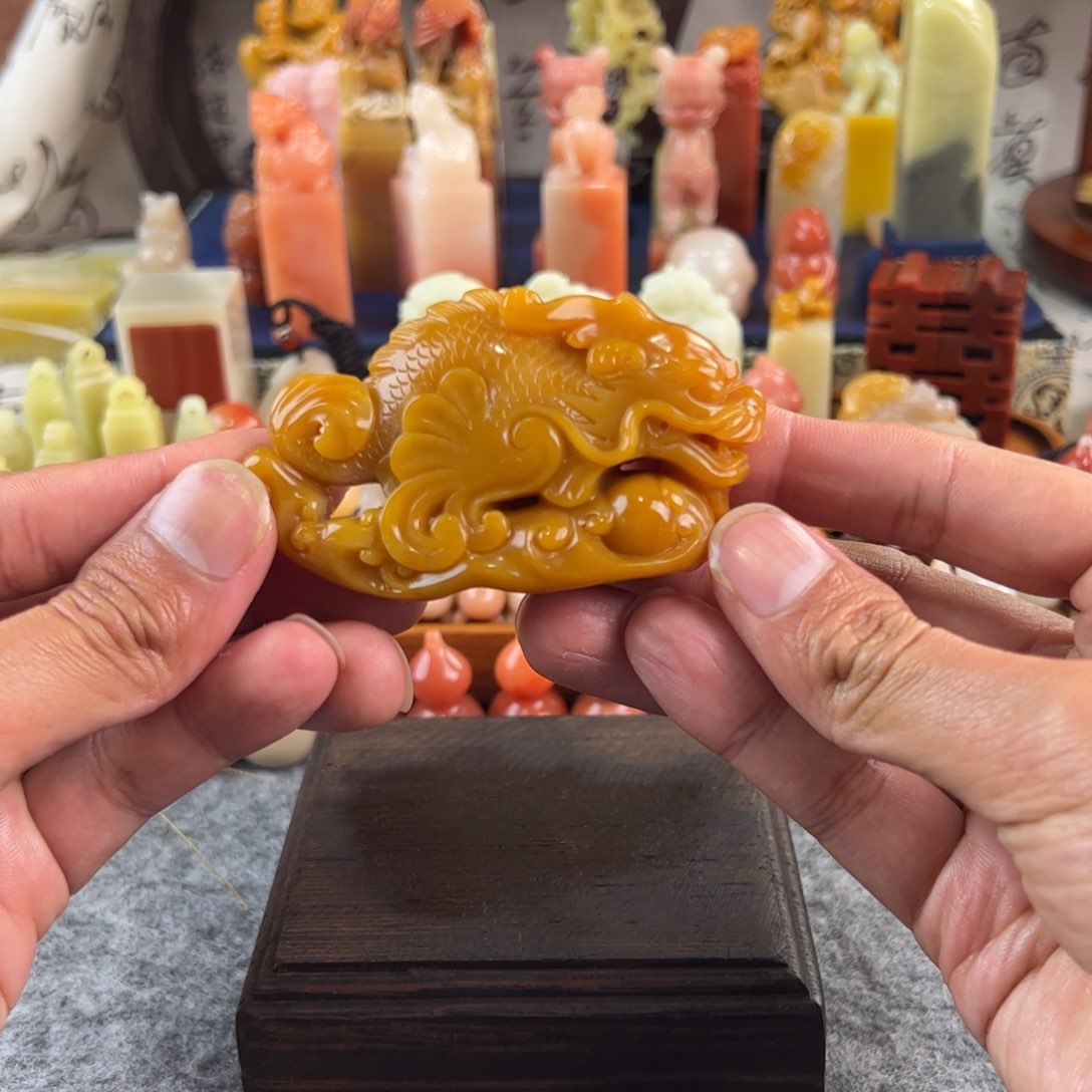 老挝石北部黄鱼化龙手把件7.8-2.8-4.8