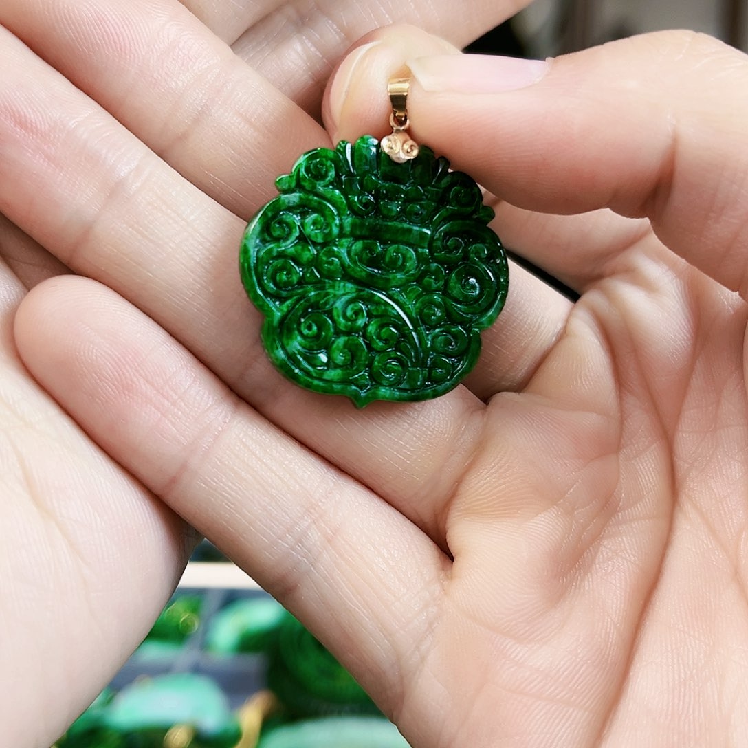 翡翠颈饰18K金镶嵌吊坠多样性