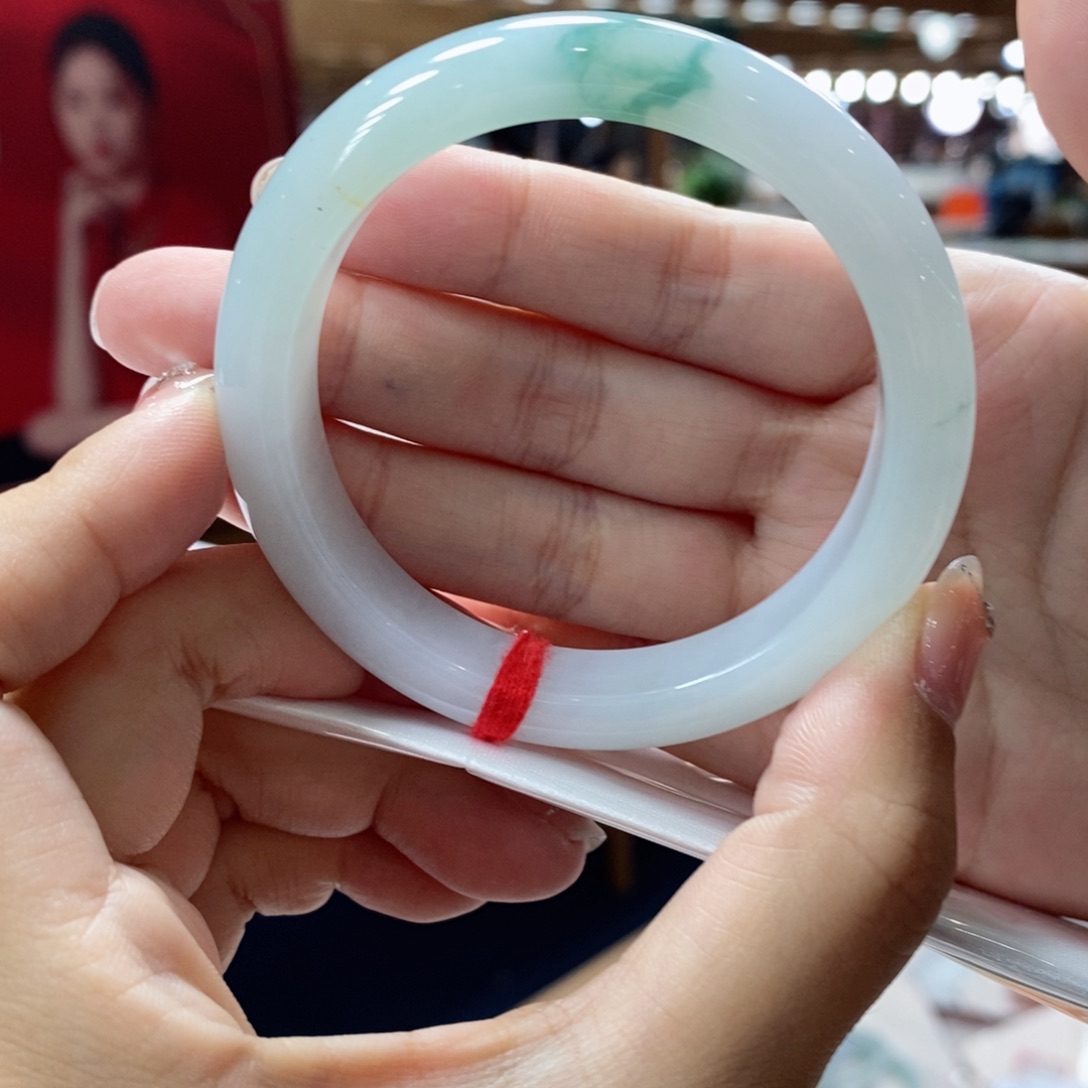 翡翠手镯未镶嵌翡翠