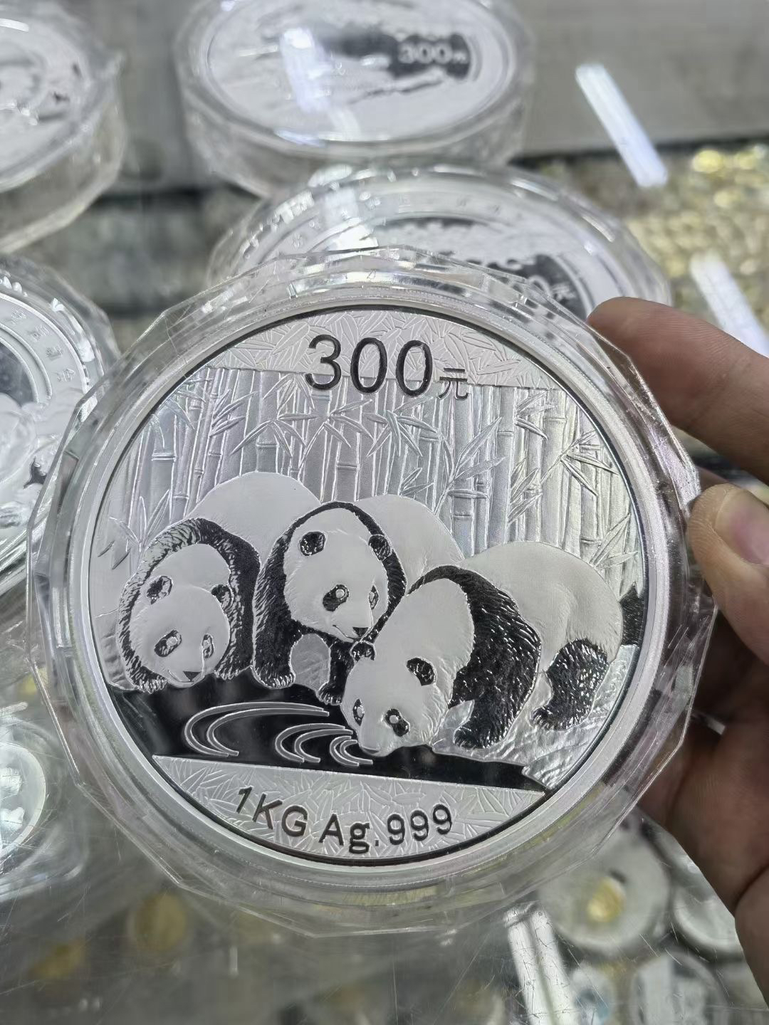 2013年1公斤熊猫银币 999纯银1千克 全新保真原盒证