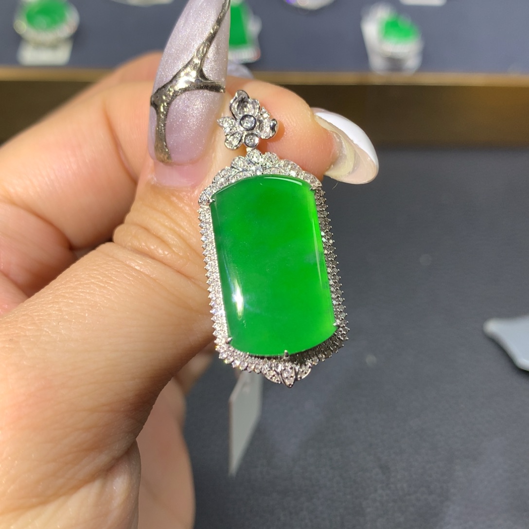 翡翠颈饰18K金镶嵌翡翠