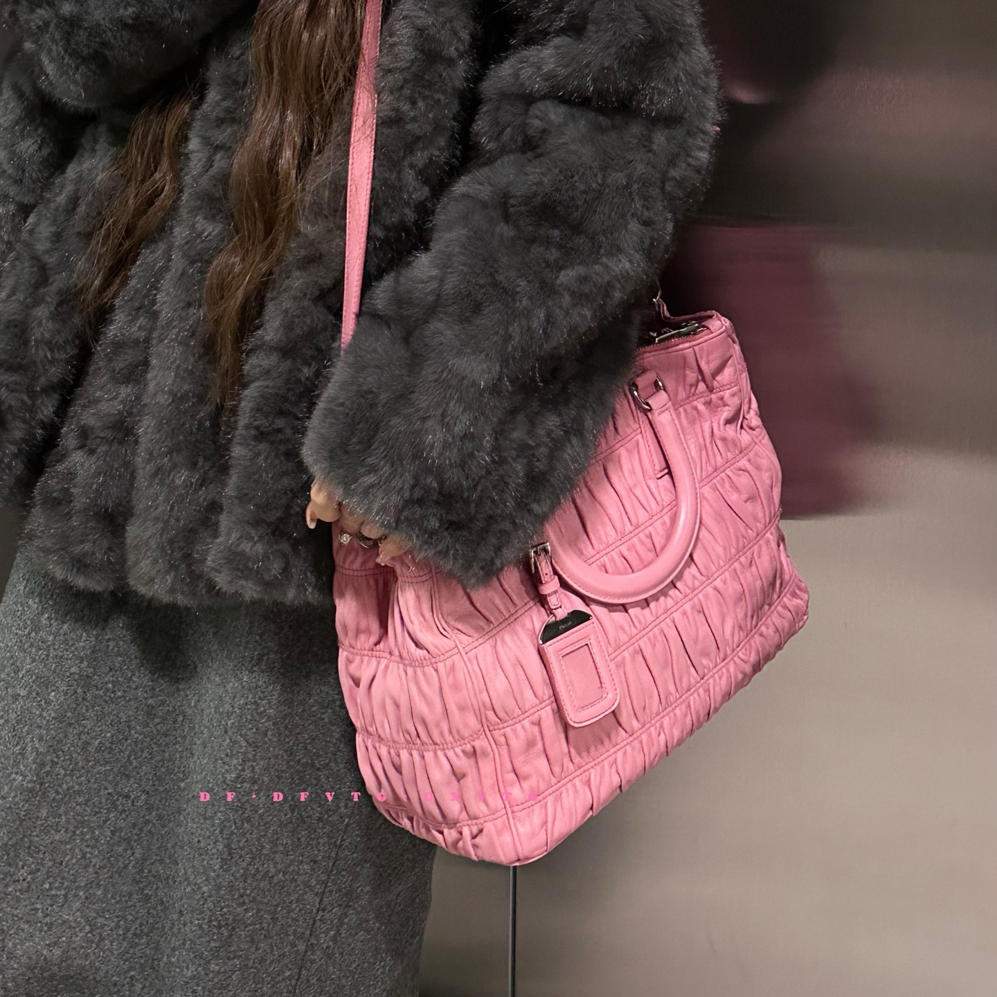 95新 Prada/普拉达 prada 樱花粉褶皱托特斜挎包