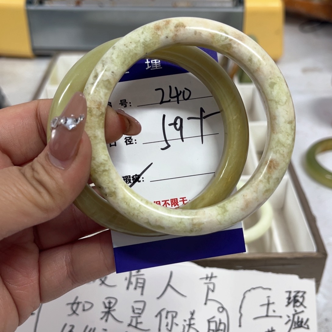 蛇纹石玉手镯未镶嵌