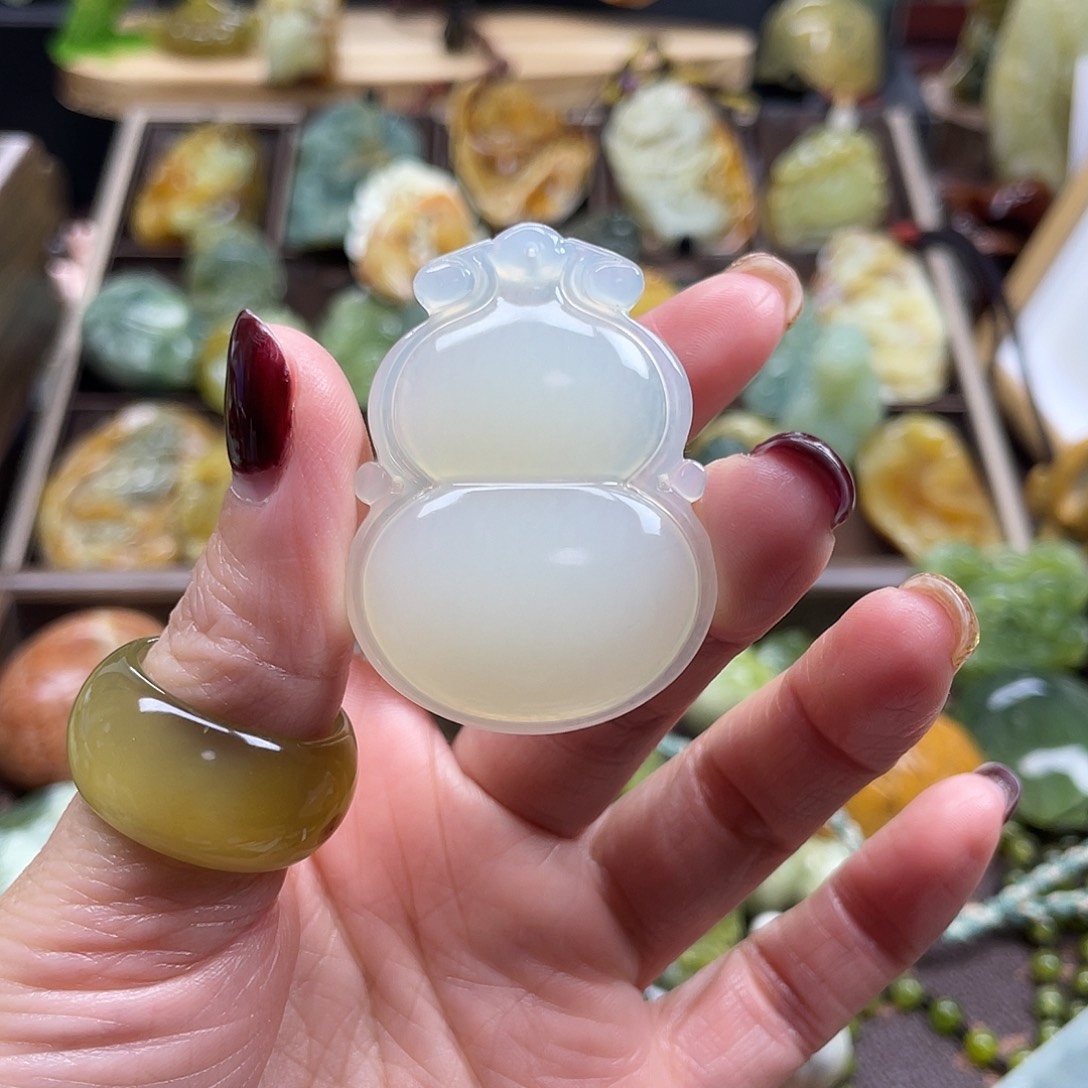 蛇纹石玉颈饰未镶嵌岫玉葫芦