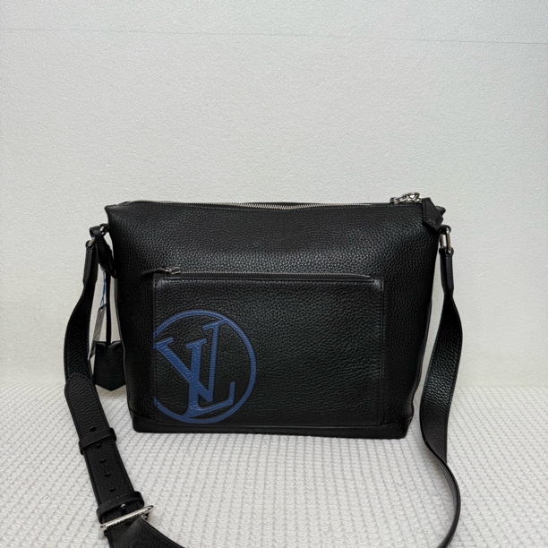 99新 LouisVuitton/路易威登 6400/时尚经典黑色真皮荔枝纹斜挎包