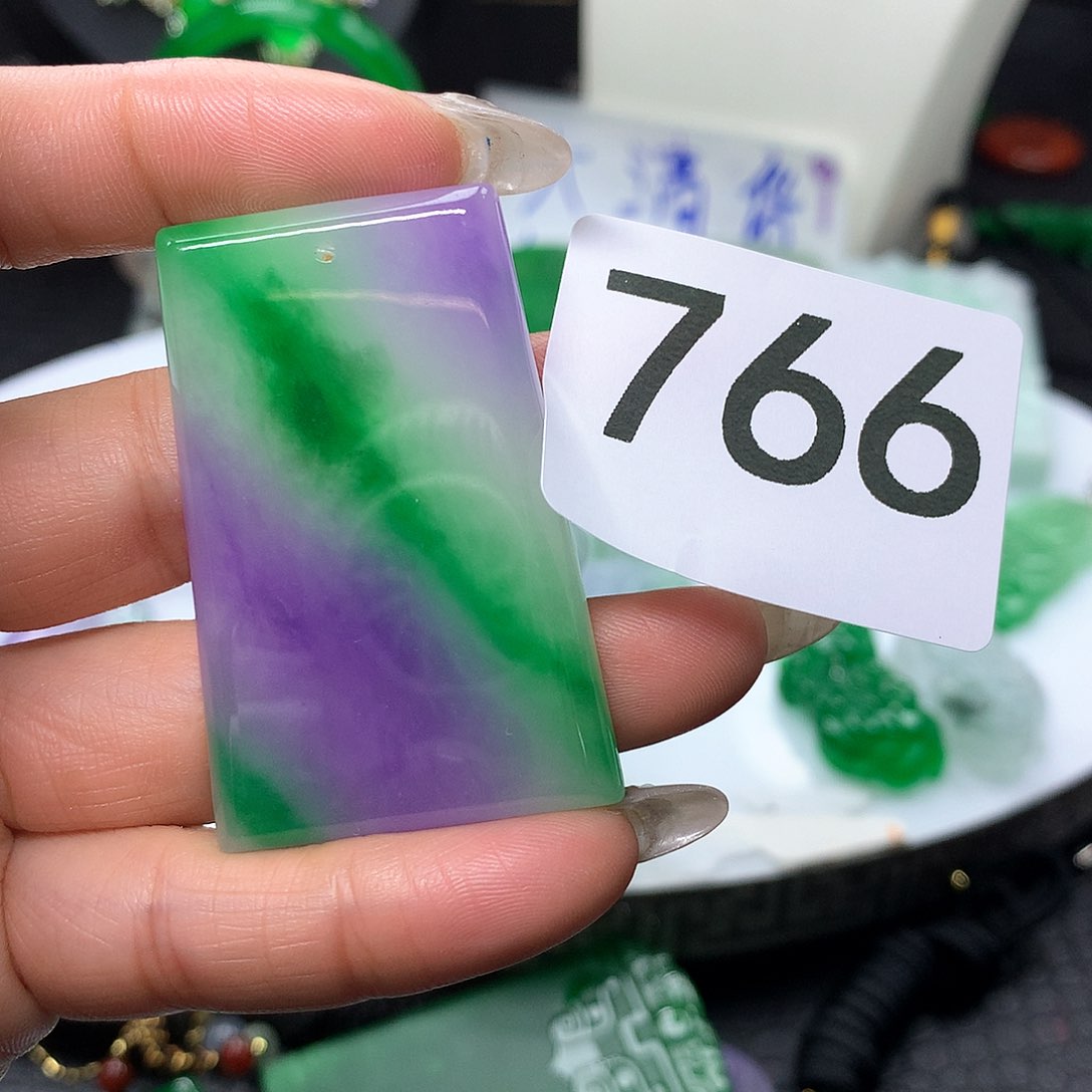 翡翠吊坠(赠链)未镶嵌