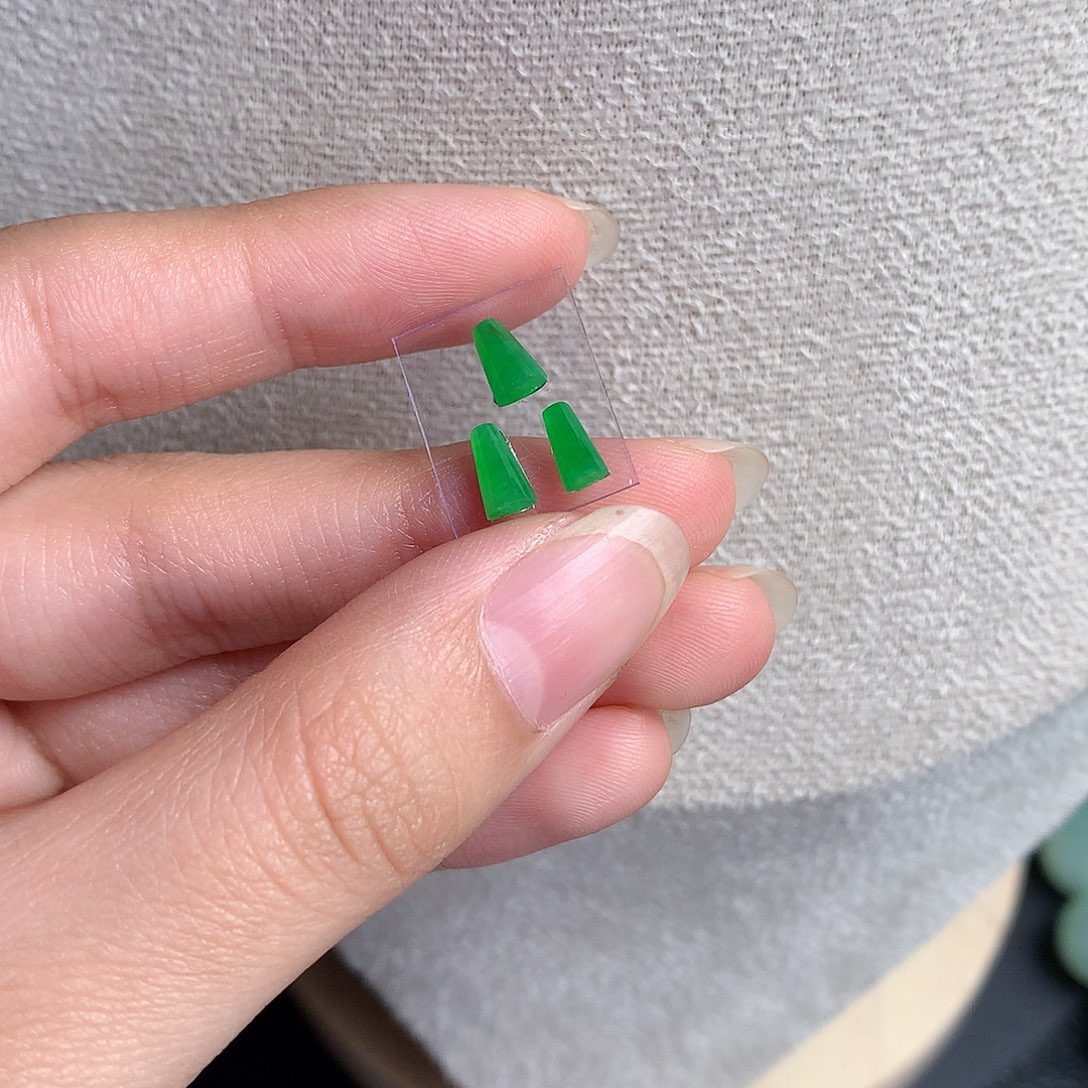 翡翠裸石缅甸天然A货翡翠阳绿随形一套